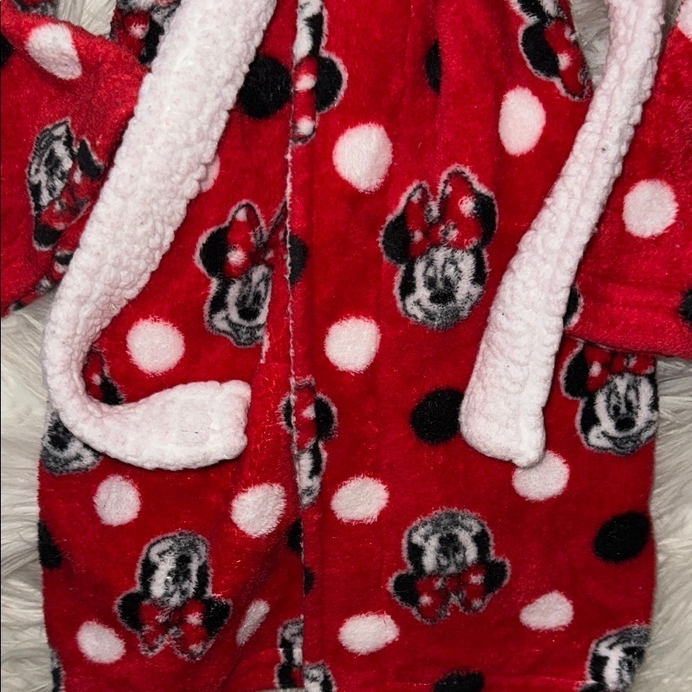 Adorable Minnie Mouse Robe - Picture 5 of 5